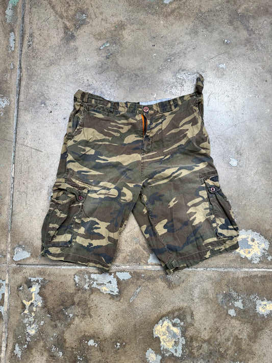 Active Cargo Camo shorts Size 38